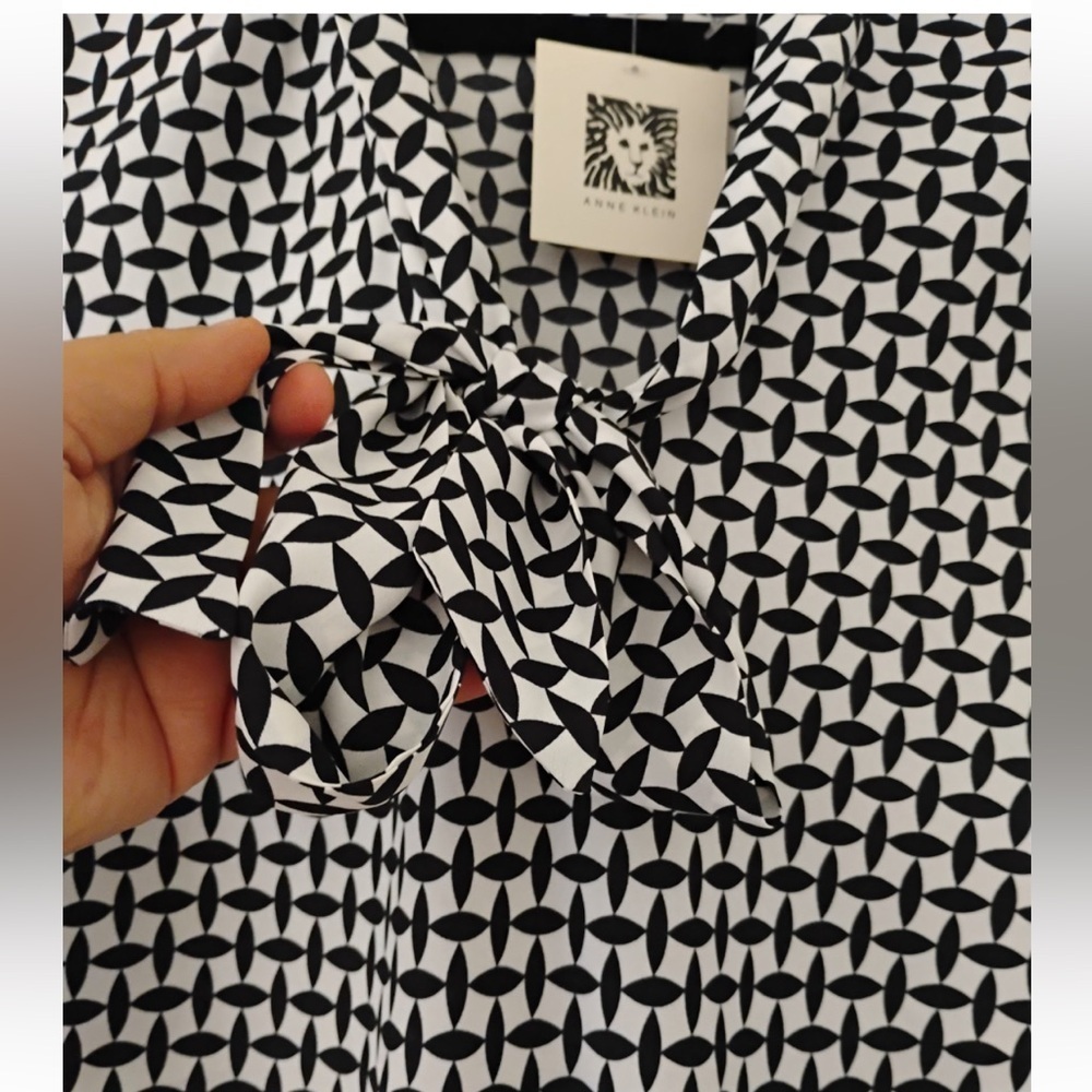 Ann Klein Black and White Fitted Graphic Blouse. Size 2X - Picture 3 of 12